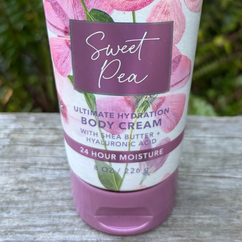 Bath & Body Works Sweet Pea Floral Moisturizing Body Cream 8oz Beauty NWT - Picture 2 of 5